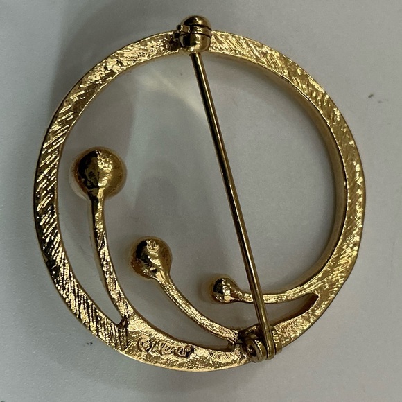 VINTAGE CORO MARKED FAUX PEARL ENAMEL ROUND BROOCH - Picture 2 of 2